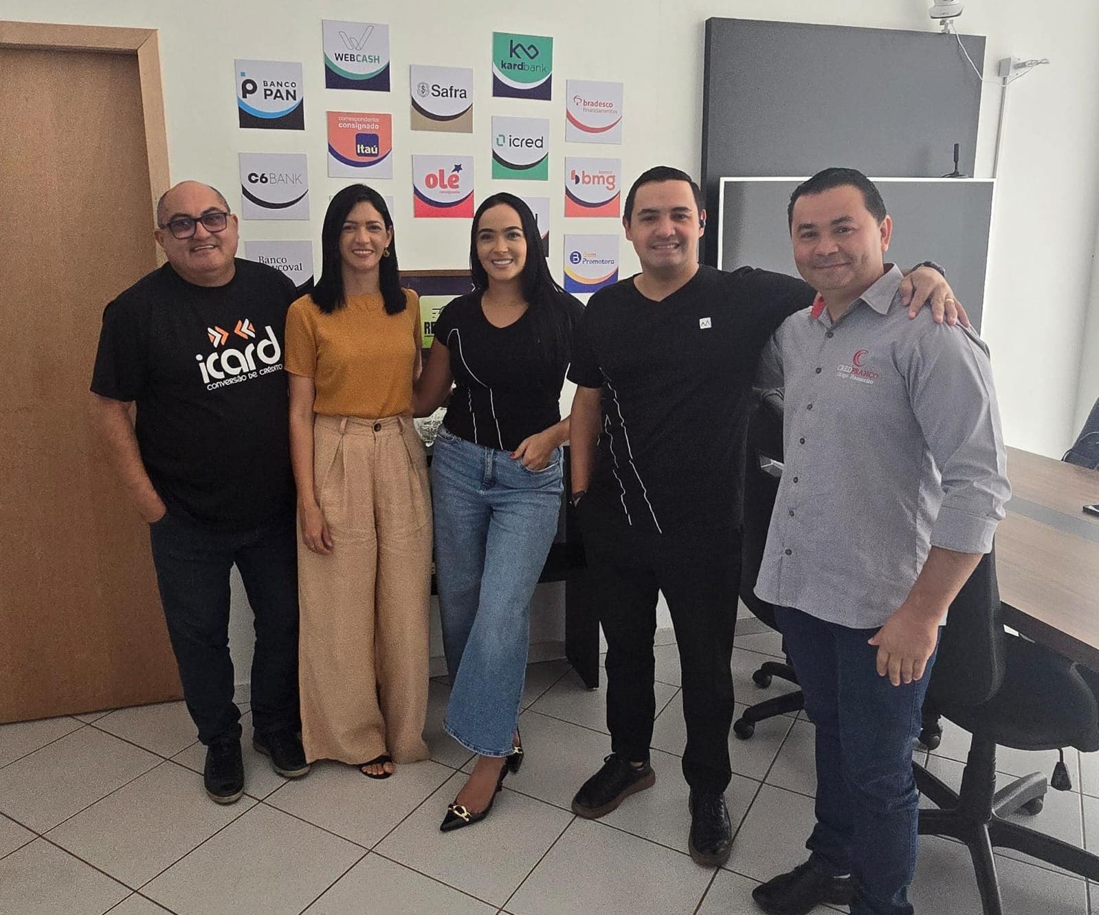 Equipe reunida no escritório da Resolve
