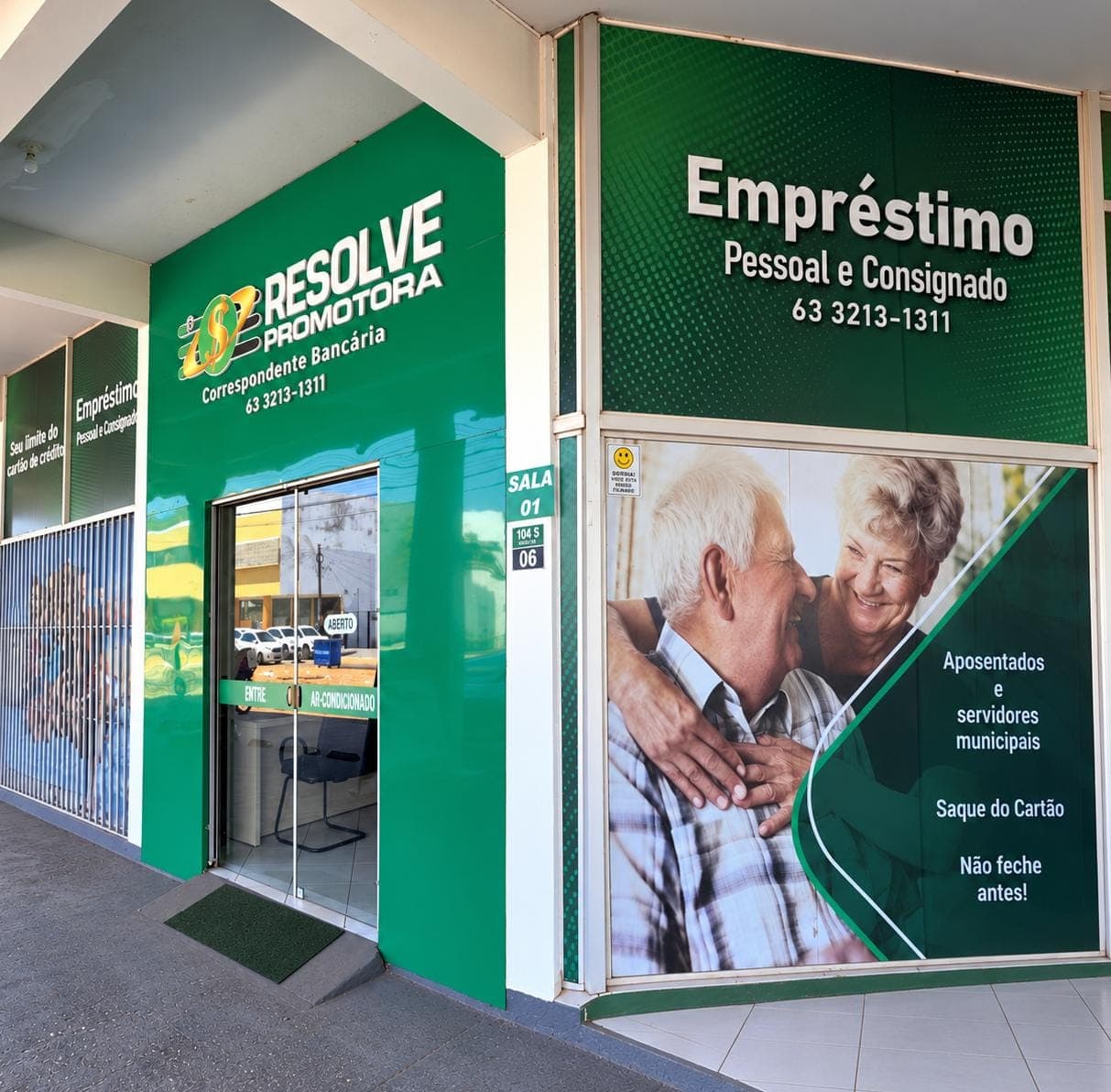 Fachada verde e entrada da Resolve Promotora em Palmas